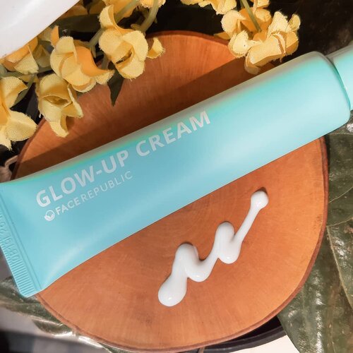 [Mini Review] Suka tampilan makeup glowing dan cerah? Coba masukin @facerepublic glow up cream ini sebelum makeup-an deh!Jadi, glow up cream ini semacam cream untuk tone up kulit kita dan bikin kulit jadi lebih glowing gitu (liat slide 2 before afternya).Beneran kalau kalian punya masalah wajah kusam, coba pakein ini dulu sebelum makeup biar kulitnya jd lebih glowing, ngga kusam dan lebih cerah.. biasanya sih gue pakai ini sebelum makeup.. jadi pakai ini dulu, baru primer, baru step step selanjutnya..Pakenya dikit aja, biar putihnya ga jadi kaya celepuk🤣 Soalnya dikit aja tuh udh bisa tone up kulit wajah kita.. kalau kebanyakan malah putihnya jadi aneh!Teksturnya cream, perlu kesabaran untuk bikin dia meresap dengan baik di wajah.. pijatnya pelan pelan aja, jangan buru buru biar merata dan hasilnya jd bagus di wajah.Menurut gue hampir ga ada aromanya sama sekali.. kalau adapun sedikit, bau cream pada umumnya.Produk ini bisa di beli di @hicharis_official melalui link hicharis.net/khansamanda karena lagi ada diskon gede gedean kalau pakai link gue.. Semogoa bermanfaat!Xoxo,Khansamanda#charis #charisceleb #hicharis #facerepublic #facerepublicglowupcream @hicharis_official @charis_celeb @charis_indonesia @facerepublic