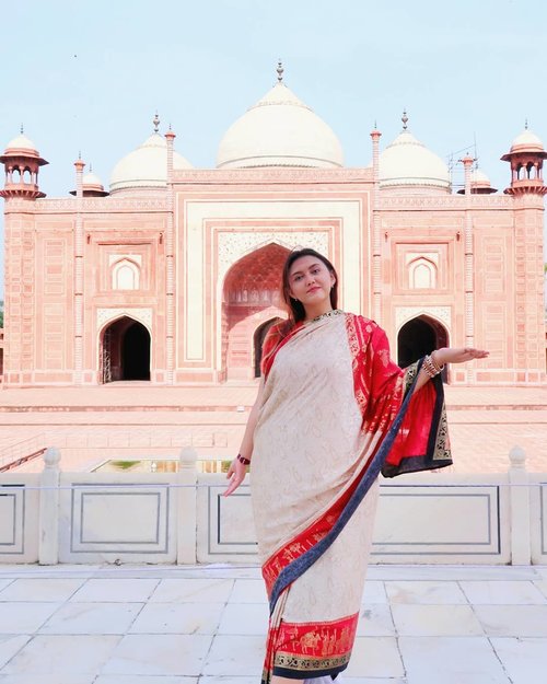 all i want to do is dancing with my saree on 👯👯
.
.
.
.
.
.
.
#clozetteid #khansamanda #khansamandatraveldiary #wheninindia #agra #india #exploreindia #ootdbigsize #travel #travelersnotebook #curvygirl #travelphotography #travelblogger #temple #palace #tajmahal #womantraveller #backpacker #indotravellers #asia #india #visitindia #travelblogger #explore #sareeindia #travelgram #travellights #worldtravel #travelblogger #instatravel #wonderfulindia #india