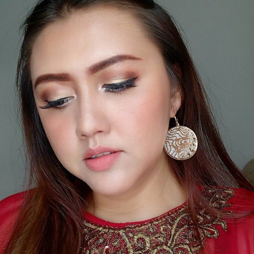 Makeup details for my bestfriend's wedding party yesterday 😘😘😘
Btw, happy wedding @maryani.08 semoga sakinah mawaddah warahmah yaaaa 💖💖💖 Details:
Face:
- Absolute new york face primer
- Maybelline fit me matte no 128
- Maybelline fit me concealer 02
- Dissy miracle face powder
- absolute new york dewy face setting spray
- Absolute new york HD flawless powder foundation shade 04 nude

Brows:
- Emina brow agent shade brown
- Urban decay broe tamer shade dark
- Nyx tame fame eyebrow gel shade espresso

Eyes:
- Bys cosmetics berries palette
- Bys cosmetics liquid eyeliner waterproof - 01 black
- Maybelline magnum barbie mascara
- Blink charm eyelashes natural fleur
- Silky girl funky eyelights pencil shade pearl white

Cheeks: - Absolute new york strobing and shading palette
- vov all day strong lip colour peach orange

Lips:
- VOV all day strong lip colour peach orange
- Absolute new york velvet lippie shade terracota

#clozetteid #khansamanda #beautynesiamember #makeupartist #beautyblogger #beautyvlogger #makeup