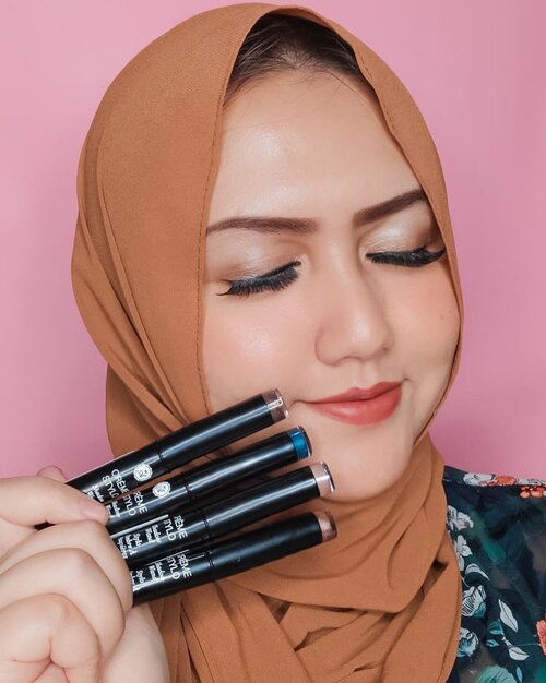 Cara tercepat bikin eyelook, tanpa ribet, tanpa drama dan super mudah itu yaa pakai @absolutenewyork_id creme stylo shadow wand ini..💕💯Creme eyeshadow berbentuk kaya crayon ini ngebantu banget buat kita bikin eyelook yg cantik tanpa harus ribet..Texturenya creamy dan super soft, jadi gampang banget di blend di mata.. warna ga blocking.. intinya super blendable walau ini eyeshadow bentuk crayon..Selain itu warnanya juga cantik cantik banget.. yang gue pakai di look ini warna champagne dan gold taupe.. super suka sih sama warnanya krn secantik itu di mata.Untuk cek warna lain dan produk lainnya, kalian bisa kepoin langsung ke instagram @absolutenewyork_id yaa ❤️.....#khansamanda #khansamandareview #clozetteid #startwithSBN #sociollabloggernetwork #jakartabeautyblogger