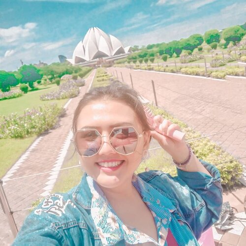 Lotus temple..❤ Kayanya gue ngga pernah bahas lotus temple yaa di feeds gue.
Jadi, lotus temple itu adalah salah satu temple di new delhi yang di gunakan kepercayaan Baha'i untuk meditasi / berdoa.

Arsitekturnya kaya bunga lotus loh.. Ini bangunan luas banget.. di dalam, bener bener cuma ruangan untuk meditasi.. Ruangannya menurut gue mirip ruang gereja, cuma di dalam ga boleh berisik, harus tenang dan emang cuma buat berdiam diri sih menurut gue.. Walau di luar panas abis, pas kita masuk ke dalam, itu hawanya beda banget.. jadi dingin,adem,sejuk.. banyak angin.. Masuk ke dalam lotus temple ini gratiss.. tp biasanya sih turis cuma foto2 di luar sebentar,terus ya udh balik..karena emg ga ada apa apa lg di dalam.. tp kalau kalian ke delhi, tempat ini wajib di kunjungi guyss
.
.
.
.
.
.
.
#khansamanda #newdelhi #india #visitindia #wonderful #beautifuldestinations 
#khansamandatraveldiary #travel  #travelphotography #travelblogger #indonesiatravelblogger #travelgram #womantraveler #travelguide #travelinfluencer #travelling  #wonderful_places #indtravel #indotravellers #exploreindia #bestplacetogo #seetheworld #solotravel #lotustemple #clozetteid