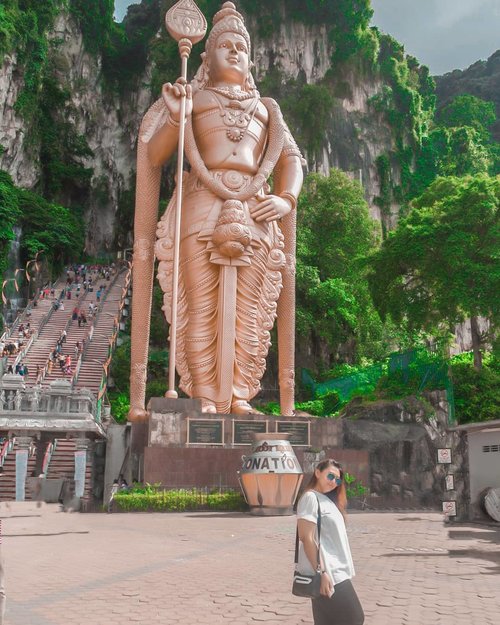 Batu caves ❤.......#khansamanda #malaysia #kualalumpur #wonderful#beautifuldestinations #khansamandatraveldiary #travel  #travelphotography#travelblogger #indonesiatravelblogger #travelgram#womantraveler #travelguide #travelinfluencer #travelling  #wonderful_places #indtravel #indotravellers#explorethailand #bestplacetogo #seetheworld#solotravel  #clozetteid #batucaves