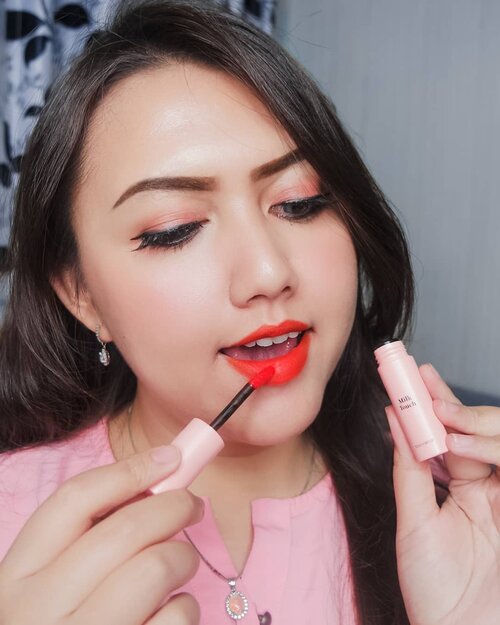 Racun lip tint baroee!! 🔥🔥Ini lip tint @milktouch_official touch my lips yang shade orange red.Kalau kalian pecinta warna lip tint yang merah oren gitu, kalian akan suka sama produk yang satu ini..Lip tint ini super ringan, ngetint di bibirnya oke, pigmentasi oke ga terlalu sheer.. Liptint ini dibawa minum dan makan ringan stay di bibir. Kalau dibawa makan berat dia fading tp ga ilang..Bisa digunakan buat tampilan bibir yang natural ataupun full lips krn dia pigmented banget.. pigmentasinya lebih tebal drpd lip tint biasanyaWarna orange red ini bisa banget di pakai buat kalian yg punya bibir gelap krn warnanya ga akan nutup semua bibir.. jd keliatannya bagus..Ini bisa kalian beli di @hicharis_officialDi link gue : https://hicharis.net/khansamandaMayan kalau pake link gue dapet diskon ! Huehehe🤪#charis #charisseleb #milktouch @hicharis_official @charis_celeb @milktouch_official .................#clozetteid #femaledailynetwork #khansamanda #sociollabloggernetwork #theshonetinsiders #beautybloggerid #beautybloggerindonesia #indobeautyvlogger #indobeautysquad #100haringontenwithibc #beautyblogger #beautysocietyid #clozetteambassador #beautyinfluencer #ivgbeauty #cchannelbeautyid #cchannelfellas #rahasiacantik #beautynesiaid #beautynesiamember #beautefemmecommunity #beautysocietyid