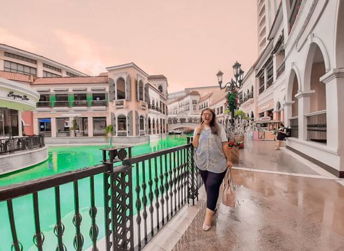 Enjoy my evening at Venice Grand Canal McKinley Hill..❤🇵🇭 Kalau ke filipina, coba ke daerah BGC dan ke Venice Grand Canal Mall deh.. suasananya syeperti di eropaah zheyeenkkk... wkwkwk

Mau naik perahu?bisa..
Bayar 300 peso / orang .
.
.
.
.
.
.
#khansamanda Philippines #BGCManila #wonderful #beautifuldestinations 
#khansamandatraveldiary #travel  #travelphotography #travelblogger #indonesiatravelblogger #travelgram #womantraveler #travelguide #travelinfluencer #travelling  #wonderful_places #indtravel #indotravellers #exploreindonesia #bestplacetogo #seetheworld #solotravel  #clozetteid #manila