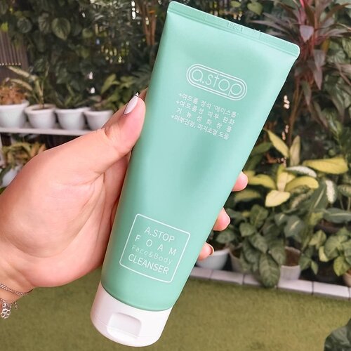 ‼ Yang punya jerawat badan,sini kumpul‼Ni gue baru aja nemu sabun yang cucok buat jerawat badan.. a stop face and body cleanser ini sebenernya bisa di pake di wajah juga, tapi entah mengapa, kalau di wajah rasanya terlalu bikin kering di gue, tapi kalau di badan oke banget buat menghempas jerawat jerawat badan.. Teksturnya cream gitu beb, gue kira bakal kaya gel, tapi engga.. warnanya putih.. busanya lumayan banyak dan wanginya tea tree bangettt.. gue sih suka yaa sama wangi wangi tea tree krn emg udh familiar idung gue sama wangi tea tree..Di kulit badan ga bikin kering.. jerawat punggung or dimanapun di badan keringnya jd cepet banget.. ga ninggalin rasa keset or licin ga enak sih.. normal aja..Worth to try buat kalian yg bingung cara ngilangin jerawat badan krn gue pribadi juga jarang sii nemuin sabun yg cuco buat ngilangin jerawat badan.. ❤Ini bisa beli di CHARIS SHOP GUE yaaa di linkhttp://www.hicharis.net/khansamanda soalnya banyak promo dan diskon kalo pake link gue@charis_indonesia @hicharis_official @charis_celeb @acne_stop__ @a.stop4you #charis #hicharis #charisceleb #astop #astopfoamfaceandbodycleanser