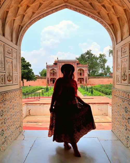 Di India.. Paling caem kalo pake rok rok megar gitu.. Karena kan itu banyakan palace jadi cantik banget kalo ootd pakai rok xixixi.. Anyway, kebanyakan tiket masuk wisata di India gratis kok.. Tp beberapa yaa bayar juga.. ❤

Minat ke India? Yuk ke india yuk
.
.
.
.
.
.
.
.
#khansamanda #agra #india #visitindia #wonderful #beautifuldestinations 
#khansamandatraveldiary #travel  #travelphotography #travelblogger #indonesiatravelblogger #travelgram #womantraveler #travelguide #travelinfluencer #travelling  #wonderful_places #indtravel #indotravellers #exploreindia #bestplacetogo #seetheworld #solotravel #tajmahal #clozetteid