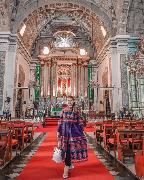 Gilaaa ini gereja bagus banget dan gereja yang udah super duper tua di manila.. Yes.. ini gereja san agustin yang ada di intramuros manila.. asli.. dalamnya bagus banget.. agak creepy bagi gue.. tp beneran sebagus itu.. Nonton full videonya di youtube gue yaa.. link ada di bio ❤🇵🇭.......#khansamanda #Philippines #manila #wonderful#beautifuldestinations #khansamandatraveldiary #travel  #travelphotography#travelblogger #indonesiatravelblogger #travelgram#womantraveler #travelguide #travelinfluencer #travelling  #wonderful_places #indtravel #indotravellers#exploreindonesia #bestplacetogo #seetheworld#solotravel  #clozetteid #sanagustinchurch