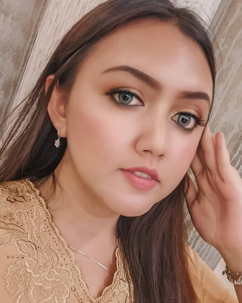 Kondangan vibes 😂 makeup dan ootd kondangan ala manda 😂Tahun ini akan di renteti undangan teman teman menikah.. Mesti nyetok kebaya apa gimana yaa gua? Wkwkwkkw.........#khansamanda #clozetteid #makeuplook #makeupparty #weddingvibes #lynehalim