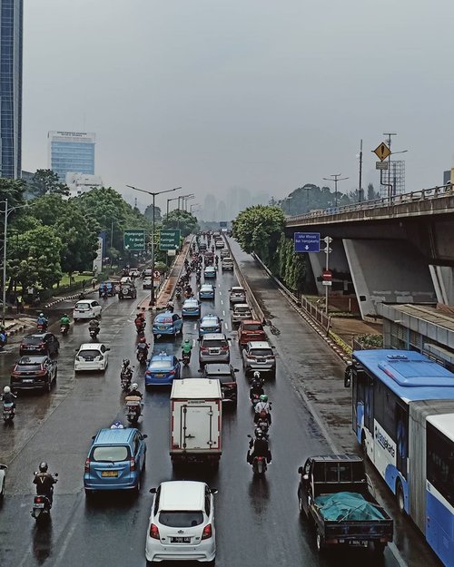 Jakarta pagi ini. Itu kabut, polusi atau memang langit yang baru saja selesai menitihkan airmatanya.Apapun itu, aku senang jalanan sedang lancar.Happy Tuesday ☁️_.#shotonoppo #oppof9 #jakarta #clozette #clozetteid #caughtgramming #city #cityscape #evidijakarta #jkt #jktinfo