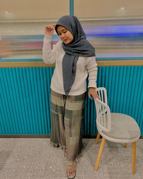 Kalo udah suka, bucinnya tuh keterlaluan. 🥰 kaya kulot satu ini, team cuci kering pake 😁💞.#hlladies  #ootdwithhl #hlmonthlygiveaway #setiabersamahl #hlpremiumscarf #localbrand #supportlocal #cafe #outfit #look #lookbook #lb #likes #heavenlights #heavenlightscustomer #hijabers #hijabootd #hijabootdindo #clozetteid #clozette #monogramscarf