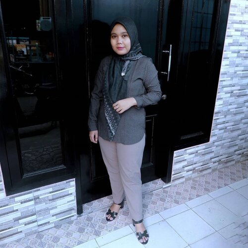 Tadi pagi sebelum menjemput rejeki.-🧕 Malika Scarf👚 Daily Shirt Black👖 Deya Pants CappuccinoAll from @heaven_lights @hlpremium_scarf ❤️_#HLLadies #hlraya2020 #eidwithhl #heavenlights  #heavenlightscustomer  #inlovewithhl #umrohwithhl #clozetteid #clozette #ootd #ootdid #hijabstyle #hijabfashion #scarfstyle #lb #lfl #fff