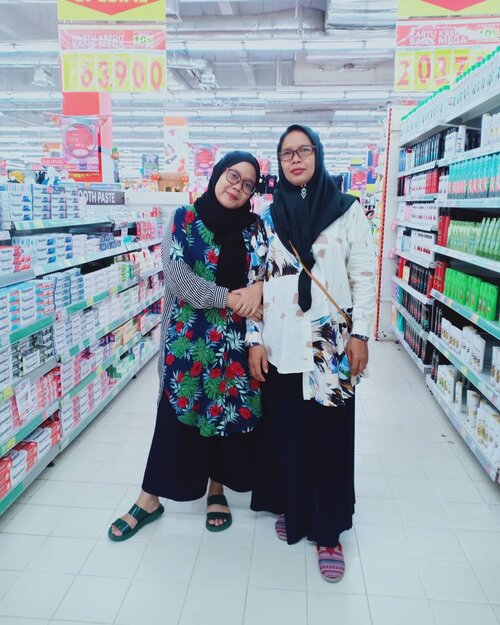 With ❤️ #ootd kembaran pakai @haideeorlin, maklum yak tanggal masih muda jadi fotonya di swalayan deh 🤭Pake filter dulu ya fotonya. Biar mama ga pucet-pucet amat mukanya karena baru selesai makan, jadi lipstik nya luntur deh 😁😊..Btw besok open order tuh @haideeorlin, cek katalog di @haideeorlin.daily ya, kalo ga mau repot yaudh titipin aja ke @atdev_ dijamin amanah, istiqomah 😁😁 teteppp.#ootdid #kiva #zola #haidee #haideeorlin #clozette #clozetteid #shoppingtime