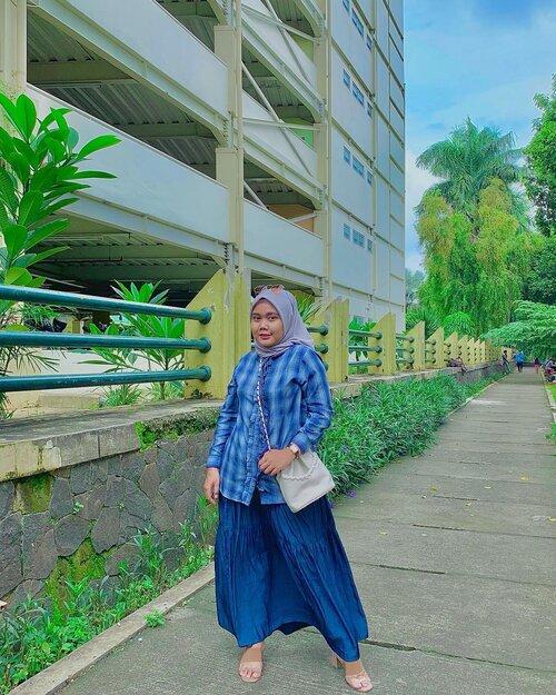 Team cuci kering pake ini mah judulnya sama si opelia skirt. Ayoo @heaven_lights restock lagi warna baru-barunya 😍😍Suka deh sama yang swing swing begini✨-#hlladies #hlmonthlygiveaway #setiabersamahl #ootdwithhl #heavenlightscustomer #heavenlights #hlpremiumscarf #opeliaskirt #clozetteid #clozette #iphone #shotoniphone #iphonesia #lb #like