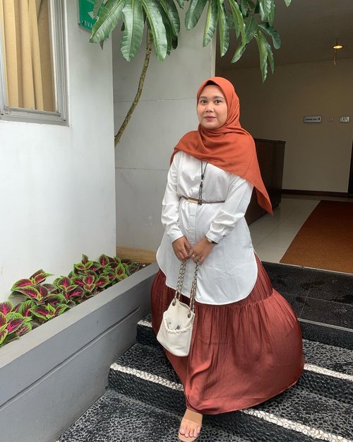 Wear what you love 🧡Head to toe with @heaven_lights // Rumbia Voal // Daily Tunik // Opelia skirt-#hlladies #hlmonthlygiveaway #ootdwithhl #setiabersamahl #heavenlights #heavenlightscustomer #inlovewithhl #clozetteid #clozette #lb #hijabootd #hijabfashion