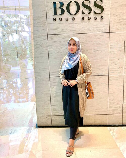 B O S S 🤪Aminin ajalah kalo ada yang panggil begitu mah 😆 Wearing Cotton knit by @heaven_lights and Ask Scarf HL x @shireensungkar ✨--#hlladies #hlmonthlygiveaway #setiabersamahl #ootdwithhl #heavenlightscustomer #heavenlights #hlpremiumscarf #cottonknit #clozetteid #clozette #iphone #shotoniphone #iphonesia #lb #like #jktspot #jktspotphoto #jktgo #streetphotography #streetstyle #instagram #centralpark #weshopatvelvet