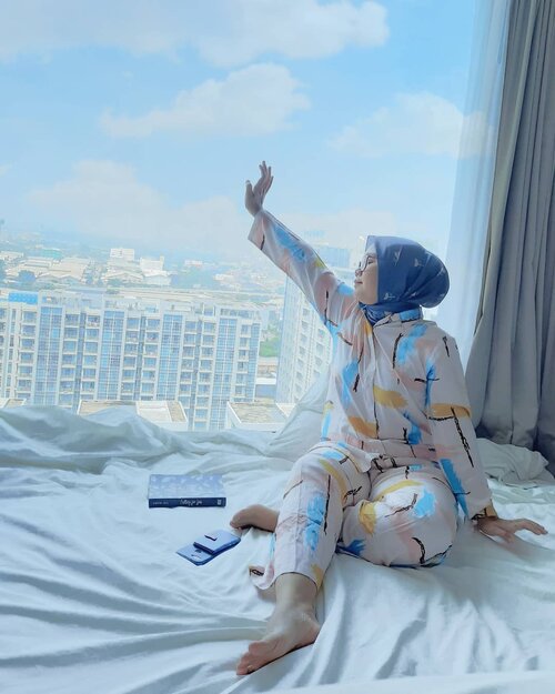 Selamat hari senin, yuk semangat yuk. Walaupun belum bisa moveon dari kasur 🛏☁️-#clozette #clozetteid #staycation #view #pajamas #hijabstyle #hoteldijakarta #hotel #lb #like #ootdid #ootd #jakarta #girls #cityview #cityscape #traveloka