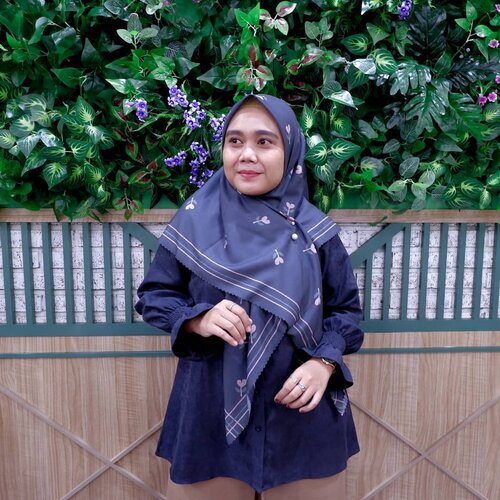 Selamat pagi dari aku yang #ootd nya setengah badan aja 😚 cuma mau nunjukkin kalo scarf ini tuh cantik bangettt 🤩Yess apalagi kalo bukan #ceriascarf dari @vanillahijabstudio , Ini yang Kuncup 🌷 Dark Blue, walaupun namanya dark tapi ini ga gelap.-#vanillahijabceria#vanillahijabstyle#sistervanillahijab#ootdvanillahijab#ceriascarf#clozetteid#clozette#ootd #ootdid #lb-