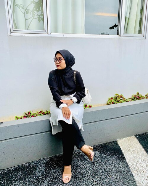 New Profile Pic ~ Happy Monday 🖤🤍Team monochrome mana suaranya nih? Black n white never failed 🖤🤍Head to toe masih #ootdwithhl @heaven_lights // koleksi februarinya cuakep cuakep semua masyaAllah 😍 Pantsnya always Deya Pants yaa.-#hlladies #ootdwithhl #setiabersamahl #hlmonthlygiveaway #heavenlights #heavenlightscustomer #inlovewithhl #ootdfashion #hijabfashion #fashionhijab #clozetteid #clozette #monochrome #blacknwhite #black #white #shotoniphone #iphonesia