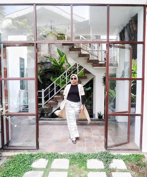 if u can't handle, so don't accept that 😎I'm wearing : Kalani Dress by @thisisapril_ // Long neck from @uniqloindonesia // Pants from @nuna_id // shoes from @berrybenka // hijab from @haideeorlin 💕 📍Tiga Lima Homestay - Yogyakarta___________________________________#ootd #ootdid #iamwearingtia #benkalook #Clozette #Clozetteid #ootdid #staycation #holiday#evidijogja