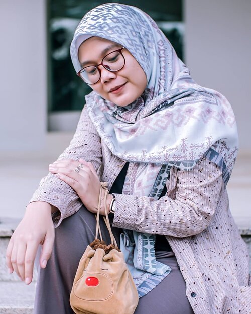 Pagi-pagi dibangunin cuma buat nemenin makan lontong sayur doang 🥣🙈 Siapa si yang nolak kalo diajak makan 🤭 Untung yang ngajak bawa kamera, langsung aja ditodong buat fotoin 🤪.Wearing Ruwa Scarf in Kiluan @hlpremium_scarf @heaven_lights ❄.#hlladies #umrohwithhl #heavenlights #inlovewithhl #heavenlightscustomer #hlraya2020 #eidwithhl #clozette #clozetteid #hijabstyle #scarf #scarfstyle #lb #flf #fff