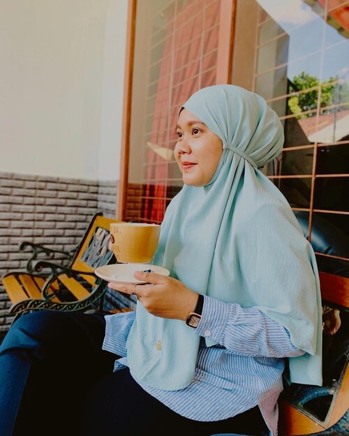 Break ! It’s time for ☕️Btw #TeamKopi apa #TeamTeh nih? Apapun teamnya, santai paling nyaman ya pakai #AlunaBergo by @heaven_lights ✨-#hlladies #hlmonthlygiveaway #setiabersamahl #ootdwithhl #heavenlightscustomer #heavenlights #hlpremiumscarf #alunabergohl #bergo #clozetteid #clozette #iphone #dailyshirt #daily #outfit #shotoniphone #iphonesia #lb #like