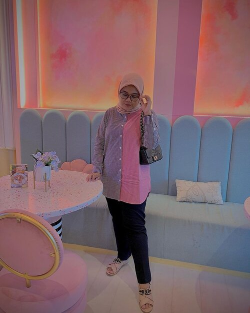 Gemaaayy,, iya tempatnya.. ok 💖--#hlladies #hlmonthlygiveaway #setiabersamahl #ootdwithhl #heavenlightscustomer #heavenlights #hlpremiumscarf #dailyshirt #deyapantshl #deyapants #flowers #clozetteid #clozette #iphone #shotoniphone #iphonesia #lb #like #jktspot #jktspotphoto #jktgo #cafe #cafedijakarta #instagram #teampvra