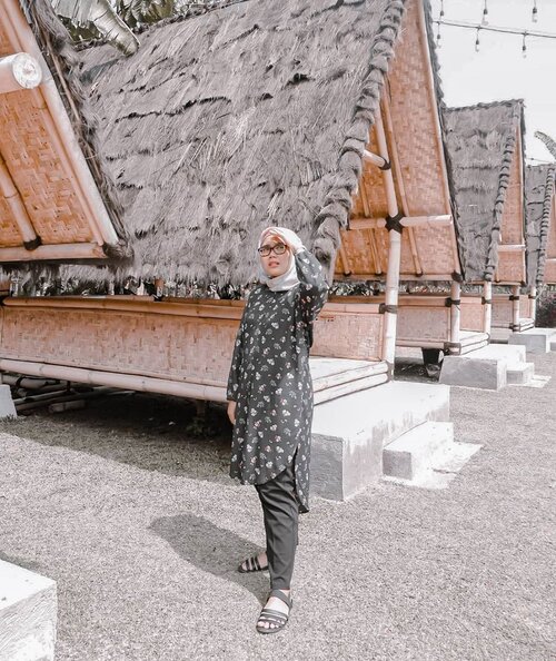 Lagi cape pose nunduk mulu 😜Jadilah foto ini keluar. Preset banyak yaudah mainkan saja.#evidiBogor Wearing Kiva @haideeorlin and always deya pants by @heaven_lights_#ootd #ootdid #clozetteid #haideeorlin #ootdhaideeorlin #hlladies #inlovewithhl #umrohwithhl #heavenlightscustomer #hlpremiumscarf #eidwithhl #heavenlights #hlraya2020 #eidwithhl #lb #fff