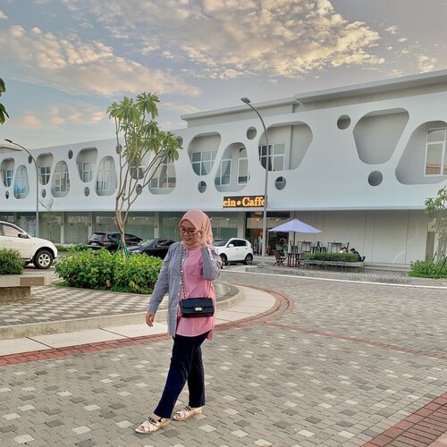 JJS // Jalan jalan sendirian // Jalan Jalan Sore // apapun itu outiftnya head to toe pake @heaven_lights 💗🤪Kalo udah bucin ya susah, lagi lagi #ootdwithhl ☺️-#hlladies #hlmonthlygiveaway #setiabersamahl #ootdwithhl #heavenlightscustomer #heavenlights #hlpremiumscarf #dailyshirt #deyapantshl #deyapants #clozetteid #clozette #iphone #shotoniphone #iphonesia #lb #like #jktspot #jktspotphoto #jktgo #streetphotography #streetstyle #instagram