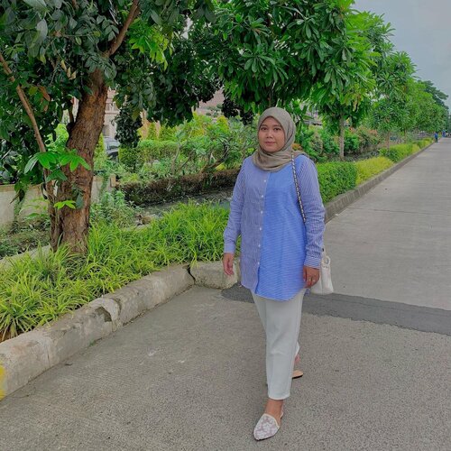 Bonjour 🌲 Luangkan waktu untuk melakukan apa yang membuat jiwamu bahagia 🤍-#hlladies #ootdwithhl #hlmonthlygiveaway #setiabersamahl #streetstyle #street #dailyshirt #mashrascarf #clozetteid #clozette #likes #lb #hlpremiumscarf #heaven_lights #ootd #ootdid #ootdhijab #monday #outfit #look