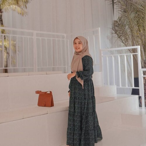 Apa? Dapet dress @heaven_lights terbaru 😁  yahh begitulah Kira-kira ekspresi hari ini 🤭..Niat hari ini mau pepotoan pun cancel, gegara si adek demam 🥵 ga ada yang motoin deh, jadi today upload foto yang ini dulu deh ya ❤️._#HLLadies #umrohwithhl #hlraya2020 #eidwithhl #heavenlightscustomer #heavenlights #inlovewithhl #clozette #clozetteid #ootd #ootdid #hijabstyle #hijabfashion #lb #lfl #fff