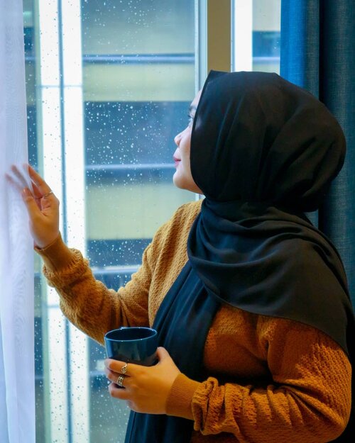 Stay safe ya yang lagi diluar sana, yang lagi berkendara dimusim hujan kaya gini. Inget, ada yang menanti kamu pulang dirumah. Jadi hati-hati selalu ya 🤗🤗🤎📸 by @penaliswanti-#clozetteid #clozzete #morning #hijabstyle #staycation #fashion #maleid #vinetto #knitwear #pashmina #selflove #lb #photo #canon