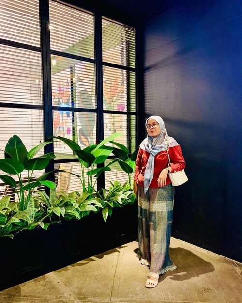 Abis makan terus #ootd ya jadinya ginilah 😝 Jadi celana favorite nih buat kemana-mana 🥰 Kulot by @heaven_lights x @megaiskanti debest lahh..-#hlladies #hlmonthlygiveaway #setiabersamahl #ootdwithhl #heavenlightscustomer #heavenlights #hlpremiumscarf #askscarf #scarf #kulot #fff #lflf #clozetteid #clozette #iphone #shotoniphone #iphonesia #lb #like