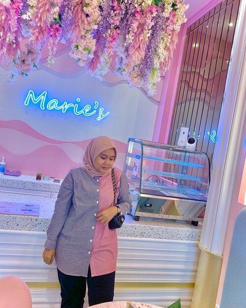 Happy new week 🌸🌸 Feeling so pinky at this place with beautifull shirt from @heaven_lights

📍 @mariesrecipe 
Citra Garden 8, Kalideres, Jakarta Barat

-

#hlladies #hlmonthlygiveaway #setiabersamahl #ootdwithhl #heavenlightscustomer #heavenlights #hlpremiumscarf #dailyshirt #flowers #clozetteid #clozette #iphone #shotoniphone #iphonesia #lb #like #jktspot #jktspotphoto #jktgo #cafe #cafedijakarta #instagram