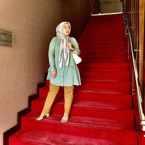 Say hello to my favorite outfit now ✨🥼 Zefiya blouse in Teal👖 Deya Pants 🧕🏻 Rumbia Voal All collection from @heaven_lights x @megaiskanti 🧡🧡👜Bag always @mora.aesthetic 👡 shoes from @local.id -#hlladies #hlmonthlygiveaway #setiabersamahl #ootdwithhl #heavenlightscustomer #heavenlights #hlpremiumscarf #deyapants #clozetteid #clozette #iphone #shotoniphone #iphonesia #lb #like #outfit #look #lookoftheday #hijabstyle #hijabootdindo