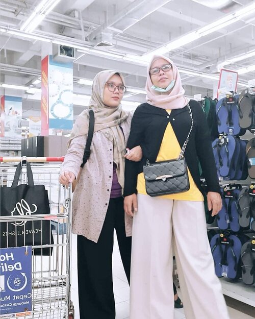 Ga punya saudara perempuan tapi masih punya nyokap, yaudh beginilah jadinya 😜 Foto berduaan aja sambil belanja, wearing Kulot @heaven_lights Beige & Black and Safara Scarf Dune by @hlpremium_scarf .#hlladies #heaven_lights #heavenlightscustomer #umrohwithhl #inlovewithhl #heavenlights #hlpremiumscarf #kulot #cullotes #ootd #ootdid #groceryshopping #fashion #clozetteid