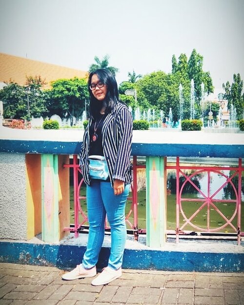 Aku bisa tersenyum saat aku tidak harus melihatmu dengannya.
-
#ootd #clozetteid #clozette #fashion #stripes #streetstyle #like #love #smile #sad #moment #daily #dailylook #abaikankali #tgif #friday #photo