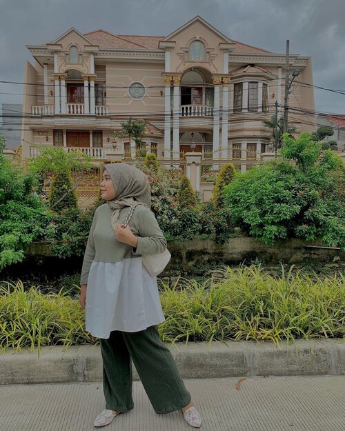 Mendung tak berarti hujan, ini langitnya gelap tapi dimuka panas lohh 😃--#hlladies #hlmonthlygiveaway #setiabersamahl #ootdwithhl #hijabers #hijabmodesty #hijabstyle #streetstyle #hijabootd #ootdhijab #ootd #ootdfashion #ootdstyle #lb #lfl #likesforlike #fashion #green #garden #flowers #clozetteid #clozette #streetphotography #street #streetstyle #view #jktspot #jktspotphoto #mashrascarf #mashrascarfhl #dhinkablousehl