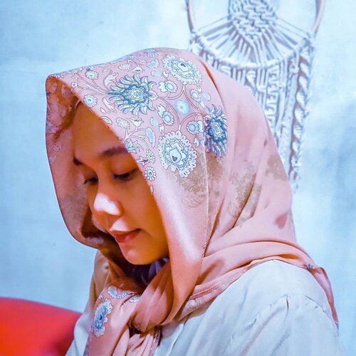 Bismillah ya.Buat apa? Apapun itu harus diawali bismillah kan 😊Cuma suka sama foto ini, cantik banget kerudungnya @hlpremium_scarf @heaven_lights 😍😍😍Ehh kalo orangnya gimana? Suka juga ga? 🤭🤗_#HLLadies #umrohwithhl #inlovewithhl #hlraya2020 #eidwithhl #heavenlightscustomer #heavenlights #clozetteid #clozette #scarf #hijabstyle #scarfstyle