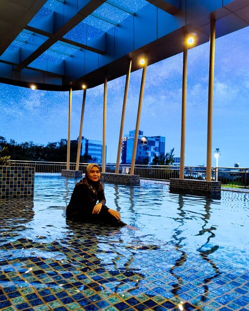 Ceritanya latepost aja.. Jarang-jarang ada yang bisa motoin pas lagi main air 🏊‍♀️🏊‍♀️💦💦-#clozetteid #clozette #latepost #swimming #staycation #aston #jakarta #hoteldijakarta #hotel #weekend #weekendvibes #picnic #lr #lightroom #huawei #huaweip40pro