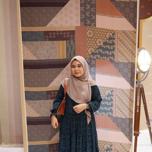 Hazeeekk blush on nya keliatan. Dikiitttt 😄_Ampunn deh susah banget foto biar keliatan pake blush on gitu, yang hasil makeup sendiri ya tapi 😋#ootd kali ini semua pakai koleksi @heaven_lights mulai hijab, dress sampai tuspin nya 😍#HLAnnualShow2020 #heavenlightsannualshow2020 #clozetteid #clozette #HLLadies