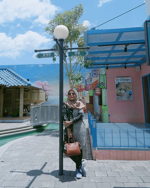 Yogyakarta rasa korea ☀️🎎_#ootd with Best Seller Kiva of @haideeorlin 😊💕_#hogiveaway#Clozette #Clozetteid #girls #travelling #travel #kivahaideeorlin #haideeorlin #ootdid #hijabstyle #hijabfashion #fashiondaily #fashionista #fashion #streetstyle #style #styleootd#evidijogja