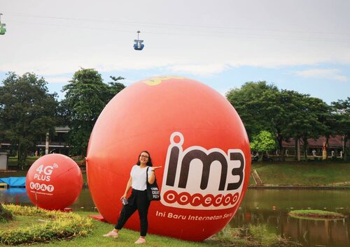 Hayooo siapa yang udah lama ga main ke TMII? Hahaha 😋 pasti banyak banget deh yang udah lama ga kesana. Terus tentunya gak asing lagi kan dengan miniatur peta Indonesia di Taman Mini (Indonesian Archipelago).-Nah kemarin pas kesana tuh pulau-pulau itu udah ga kosong lagi seperti biasa, kaya hatiku *eaa... Sekarang disana tuh dihiasi bola-bola merah dari @im3ooredoo 🔴 (Swipe left) Kenapa ada bola-bola itu? Itu buat penanda kalau sekarang itu jaringan @im3ooredoo udah 4G Plus yang telah menjangkau 80% populasi masyarakat Indonesia..-Wohoooo #MakinKuatInternetan dong pastinya dimanapun dan kapanpun kalian berada 😉 Foto liburan, update IG Story, Foto #ootd, langsung upload di semua socmed 😜#4GPlusKuat #4GPlusTMII #MakinKuatInternetan #IM3OoredooSquad