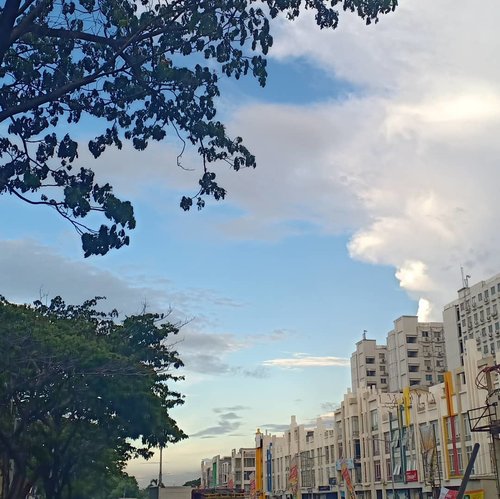 Hey you, yes you! I love this sky because of you. Happy weekend 😉🌤️ .#sky #shotonoppo #oppof9 #evidijakarta #caughtgramming #clozette #clozetteid