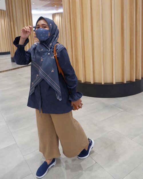 Pake masker juga harus tetep kece dongs 😷#ootd wearing Mask, Scarf and Blouse from @vanillahijab // Tanya Blouse // Ceria Scarf in Kuncup Dark Blue // Mask Ceria Scarf-#vanillahijabceria #ceriascarf #vanillahijabstyle #sistervanillahijab #vanillainspirasiharimu #ootdvanillahijab #tanyablouse_