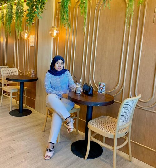 Biasa jadi ga biasa, daily shirt ini cucok banget siii dipadupadanin sama Deya Pants Beige begini. Mewwaaahh nya keluar 😍😍 Luvv pokoknya sama @heaven_lights buat produk yang ramah dikantong tapi mewah diliatnya 🥰 Scarfnya aku pake HL juga tapi lupa yang mana 🤣 Black label pokoknya, sangking banyak modelnya aku sampe lupa itu yang mana 🙈-#hlladies #hlmonthlygiveaway #setiabersamahl #ootdwithhl #heavenlightscustomer #heavenlights #hlpremiumscarf #deyapantshl #dailyshirthl #streetstyle #streetphotography #outfit #clozetteid #clozette #iphone #shotoniphone #iphonesia #lb #like