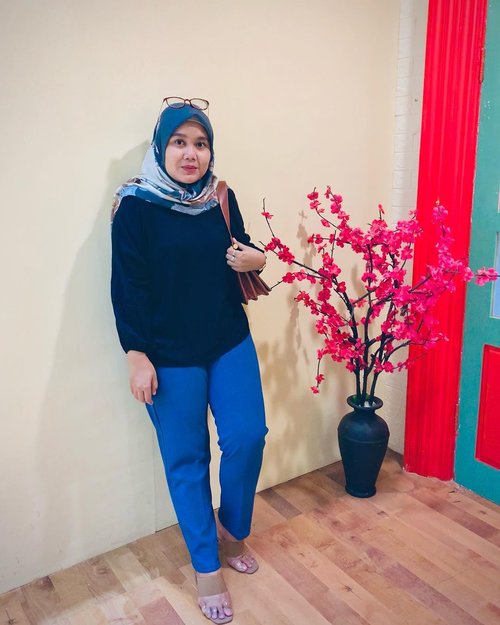 Feeling so blue with Deya Pants Diva Blue collection @heaven_lights x @megaiskanti 💙-#hlladies #teampvra #ootdwithhl #hlmonthlygiveaway #setiabersamahl #localbrand #supportlocal #outfit #look #lookbook #lb #likes #heavenlights #heavenlightscustomer #hijabers #hijabootd #hijabootdindo  #deyapantshl #deyapants #clozetteid #clozette