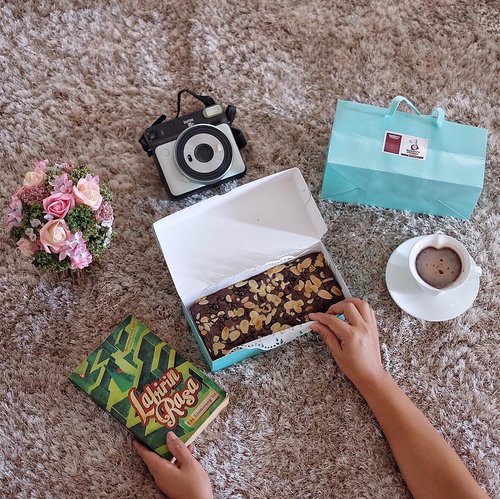Sometimes happiness comes from a simple kind of acts like knowing how care your friend is.
.
.
.
#friendship #brownies #afternoonbreak #clozetteid #lifestyle #dessert