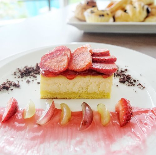 Who can resist Strawberry Cheese Cake for afternoon break? 🍰🍓🍰.📍 @hotelsantikapremierekhi..#cheesecake #strawberrycheesecake #dessertporn #afternoonbreak