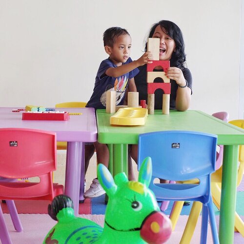 Kid’s corner at @ibisstyles_jgm . My kid surely is very busy with the blocks and other toys 😂😂 Look at his serious face ☺️.The location is just right in the lobby so when we’re busy checking-in at the reception desk, kids won’t get bored coz they have some activities to do..Just jump to the Kid’s Corner and they have their own world 😂.#ReviewbyEka #ibisstyles #ISJGM #gajahmada