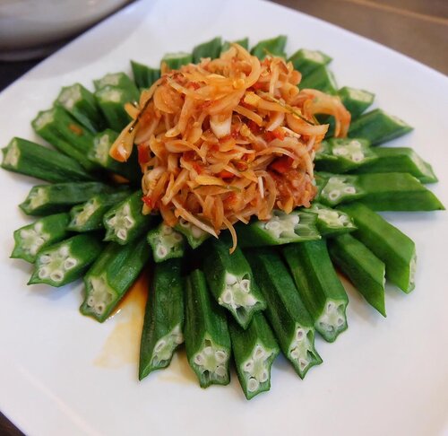 Entah kenapa orang-orang di Malaysia itu doyan banget kecombrang. Biasanya ditumis atau direvua gitu dan dimakan dengan rujak buab yang asem segar..Saya bukan pencinta kecombrang tapi juga bukan yang nggak doyan, nyicip dikit aja masih mau. Rasanya lucu, kenyal-kenyal manja..#malacca #malaysianfood